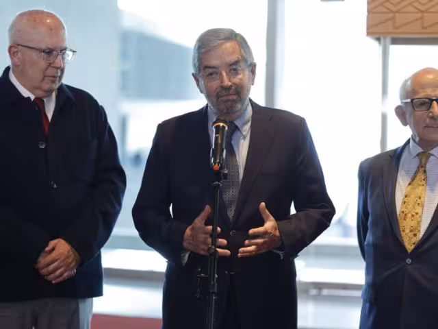 El titular de Relaciones Exteriores, Juan Ramón  De la Fuente (centro) destacó que esta labor continuará siendo una prioridad del nuevo gobierno.