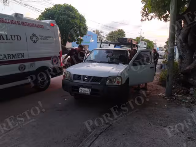 Vecinos notan a un hombre inconsciente dentro de una camioneta en la colonia Volcanes, Ciuda del Carmen.