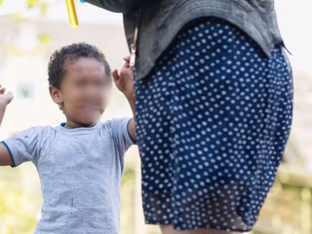 Este padecimiento lo expresan a través del llanto, ataques de rabia, agresión hacia otras personas; además presentan problemas como enuresis y encopresis