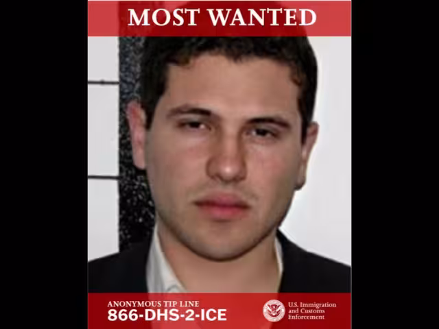 De acuerdo con el ICE, Iván Archivaldo, junto con sus hermanos Jesús Alfredo y Ovidio, asumieron el control de la facción de su padre dentro del Cártel de Sinaloa