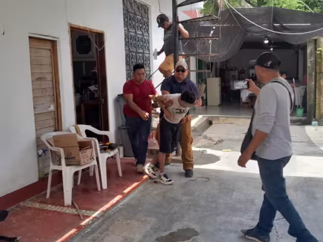 El Cobra fue perseguido por varias personas y se escondió en un complejo de departamentos.