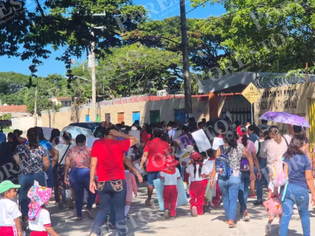 Alumnos de preescolar del Jardín de Niños Ignacio Altamirano realizaron un desfile escolar por las calles de la colonia La Cruz en Champotón.