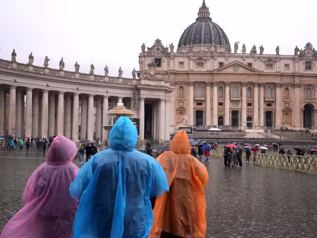 Mientras el papa continúa con su recuperación, el Vaticano ha convocado oraciones por su salud en la Plaza de San Pedro