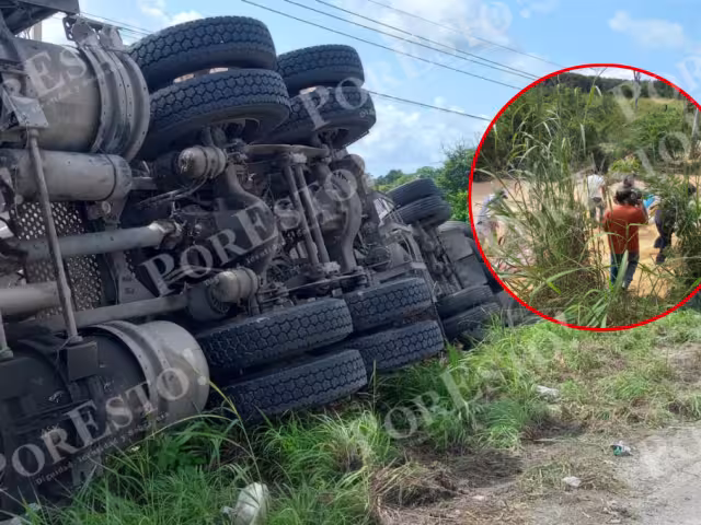 Rapiñan maíz tras volcadura de tráiler en la carretera Escárcega–Villahermosa
