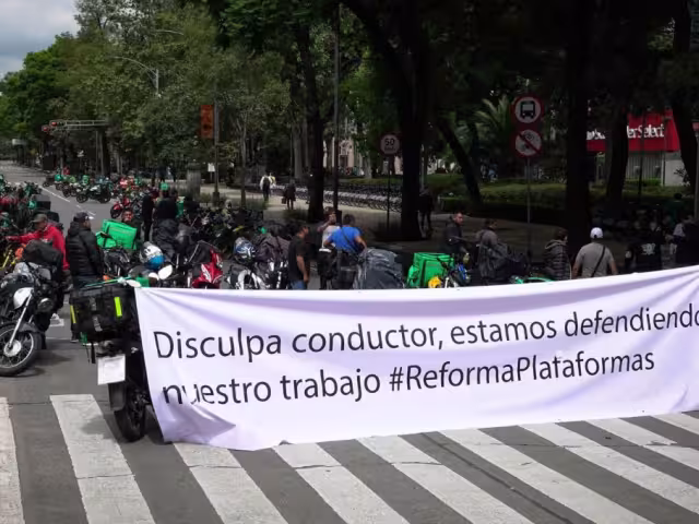 Pasadas las 11:00 horas, el Centro de Orientación Vial (Ovial) de la SSC reportó que el bloqueo seguía activo