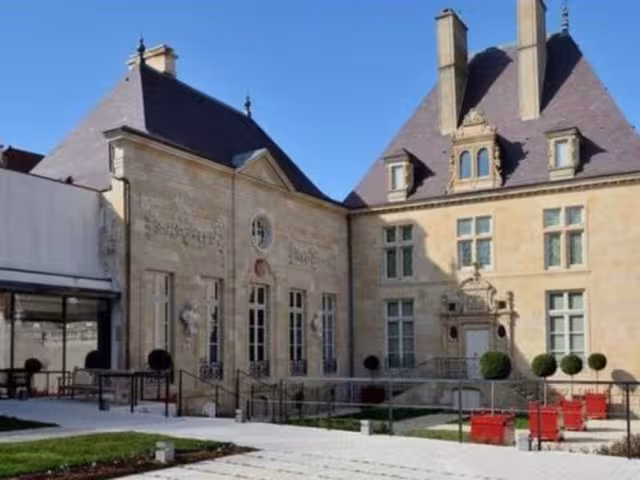 Hasta el momento, no se ha identificado a los responsables, y la policía francesa continúa con las investigaciones