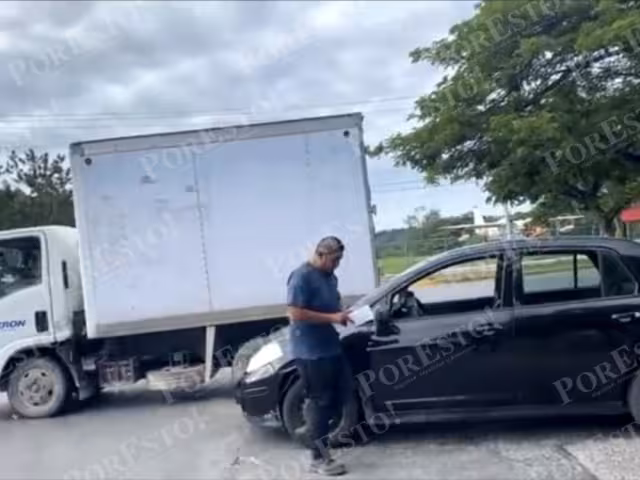 Policía y ajustador intervienen en percance vial esta mañana
