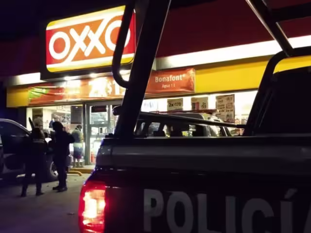 Sufre asalto trabajador de OXXO durante la madrugada; hurtan mil pesos en efectivo y productos