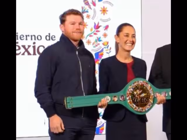 Saúl 'Canelo' Álvarez, sorprendió al aparecer en la conferencia mañera de la presidenta Claudia Sheinbaum