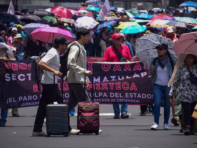 Desde el 15 de mayo, los maestros disidentes mantienen un plantón en el Zócalo capitalino y han realizado bloqueos en puntos estratégicos c