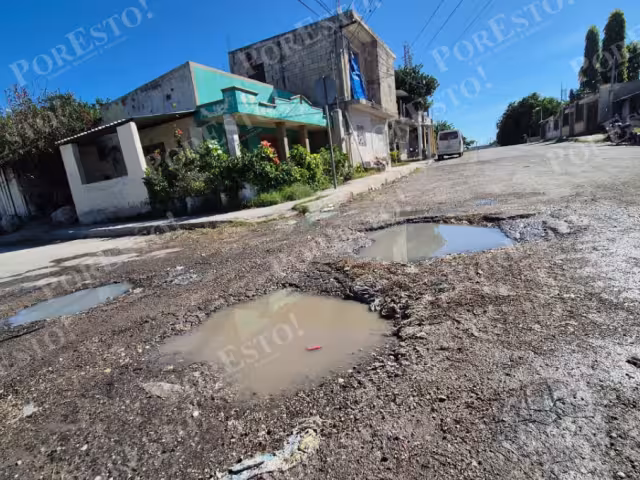 Vecinos advierten riesgo por baches y aguas jabonosas en Champotón