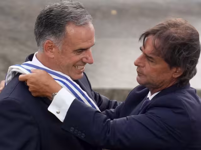 Yamandú Orsi, recibiendo la banda presidencial de manos del mandatario saliente, Luis Lacalle Pou