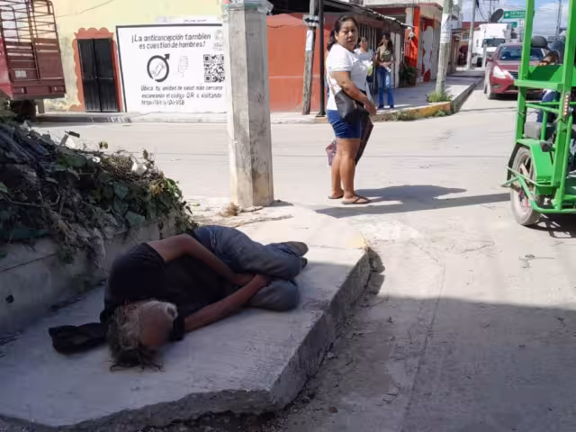 Los transeúntes pensaron que el hombre estaba muerto