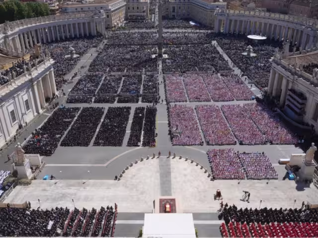 Desde primeras horas de la mañana, largas filas de peregrinos ocuparon las inmediaciones de la basílica, a pesar de las fuertes medidas de seguridad implementadas para el evento