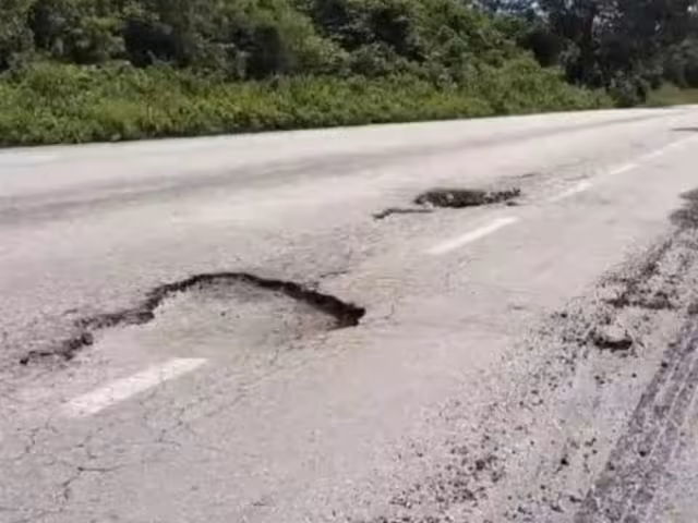 Denuncian bacalerenses falta de inoperatividad por parte de la empresa encargada de rehabilitar calles con baches en la comunidad