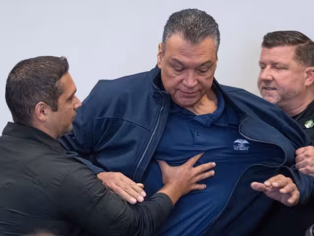 El incidente ocurrió cuando el legislador intentaba hacer preguntas relacionadas con las redadas migratorias