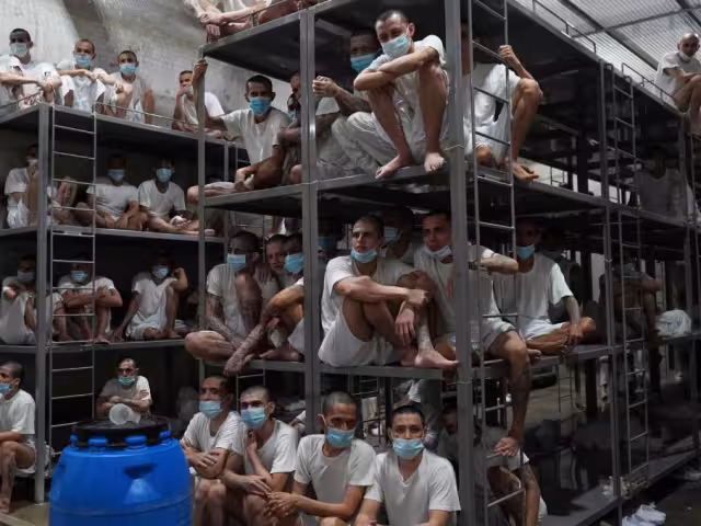 De acuerdo con HRW, los venezolanos permanecen incomunicados desde su traslado