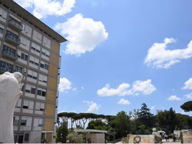 Por el momento, se desconoce si el pontífice podrá realizar el rezo del Ángelus este domingo 16 de febrero