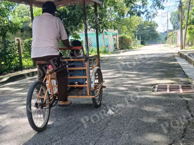 El comerciante viajaba en su triciclo amarillo y estaba acompañado de una menor.