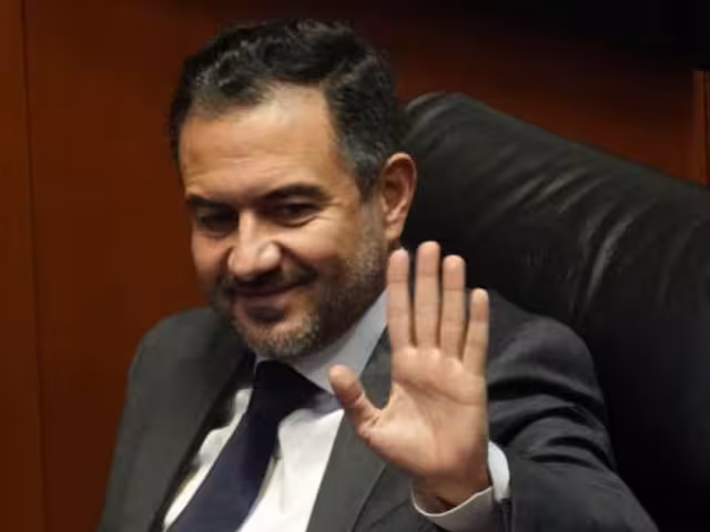 El pasado 18 de febrero, Miguel Ángel Yunes Márquez recibió su credencial como militante morenista