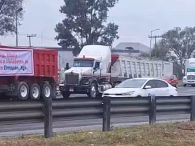 Decenas de tráileres y camiones torton avanzaron en caravana lenta, ocupando carriles completos