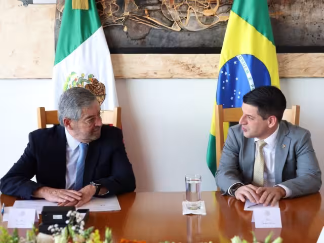 Juan Ramón de la Fuente, canciller mexicano  y Fabio Caparica, vicepresidente de Contratos de Defensa y Seguridad de Embraer