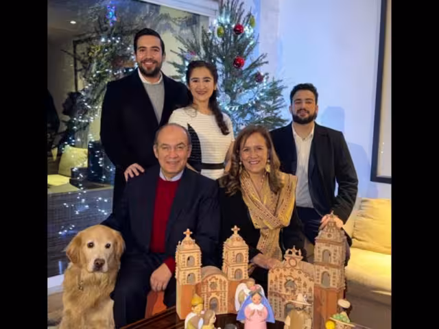 El expresidente Felipe Calderón, y su esposa, Margarita Zavala, compartieron una postal navideña en redes sociales