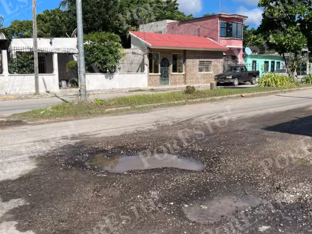 Baches profundos, sobre todo en la colonia La Cruz, dificultan la circulación y ponen en riesgo a automovilistas.