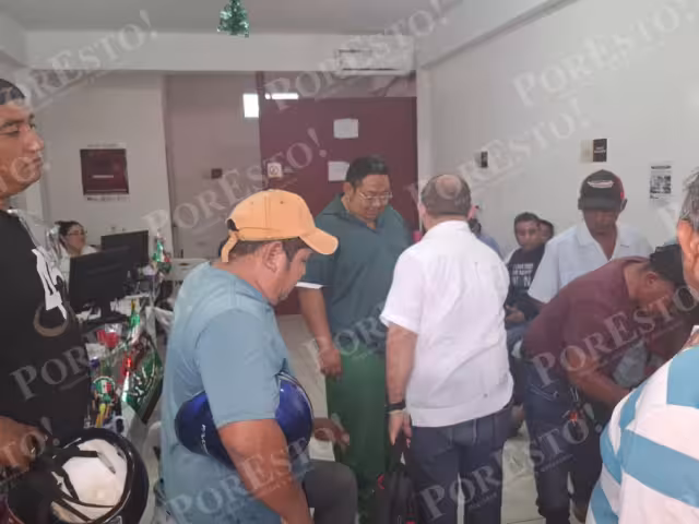 Moto taxistas de Hecelchakán “coparon” al subsecretario de Gobierno de la Zona Norte, Héctor Mena Trejo, para exigir la regularización del transporte.