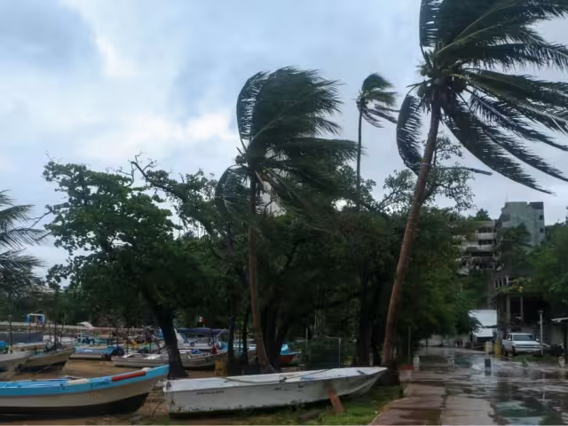 Las autoridades exhortaron a la población a extremar precauciones ante la posibilidad de inundaciones, deslaves, caída de árboles y anuncios publicitarios