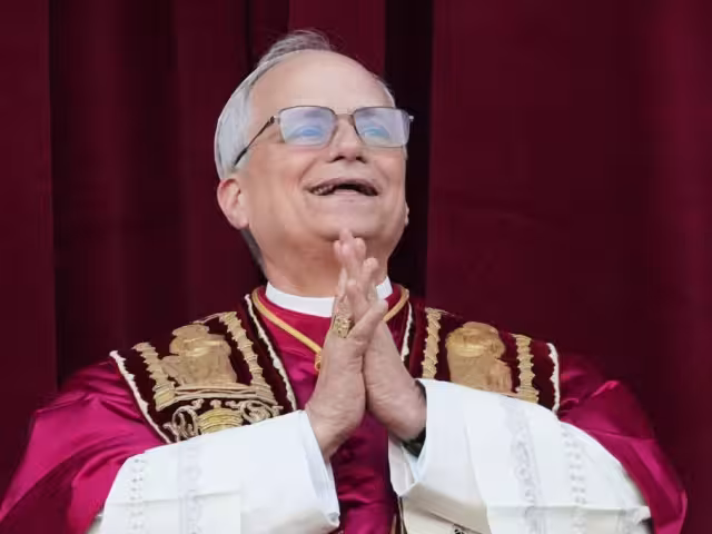 El nuevo pontífice recibirá dos de los principales símbolos de su autoridad: el anillo del pescador y el palio