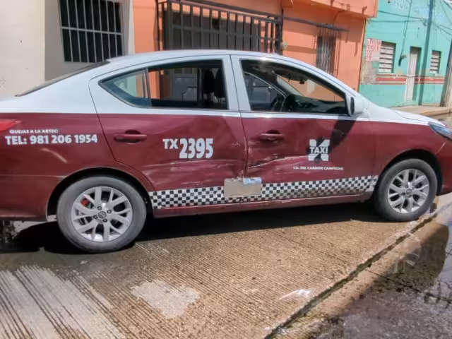 Aparatoso choque entre taxi y automóvil particular provoca caos vial en la colonia Centro