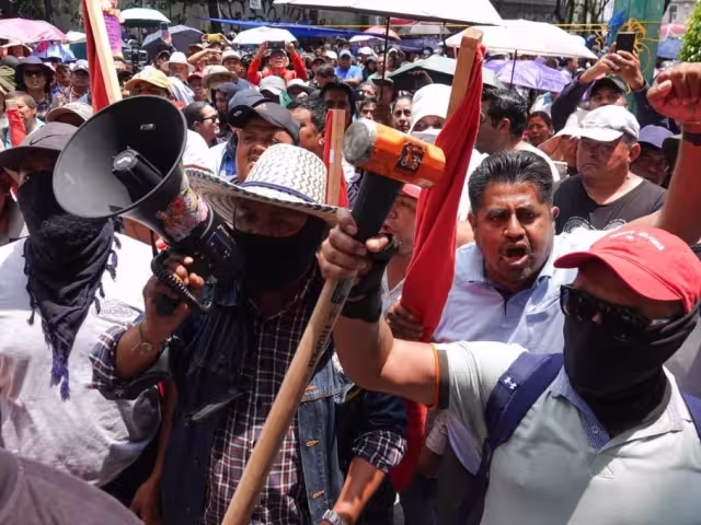 Elementos de la Policía de la Ciudad de México formaron un cerco para evitar que la trifulca escalara