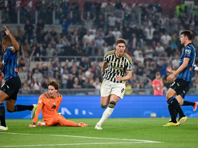 Dušan Vlahović festeja tras el 0-1 sobre Atalanta