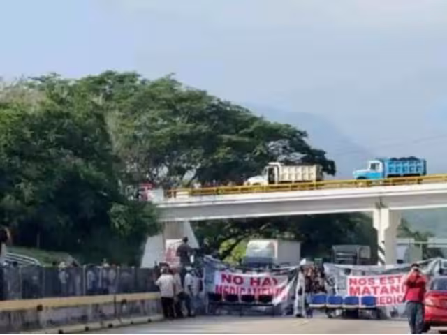Los bloqueos generaron afectaciones al tránsito en una de las principales vías de comunicación de Guerrero