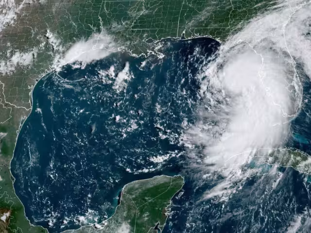 El Huracán Debby toco tierra la mañana de este lunes en Florida, Estados Unidos, con categoría 1