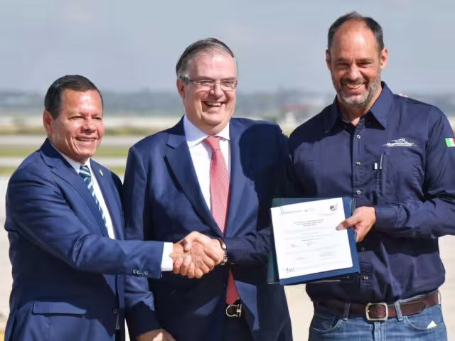 Marcelo Ebrard Casaubón destacó que este modelo biplaza, simboliza el potencial de la industria nacional para competir en el sector