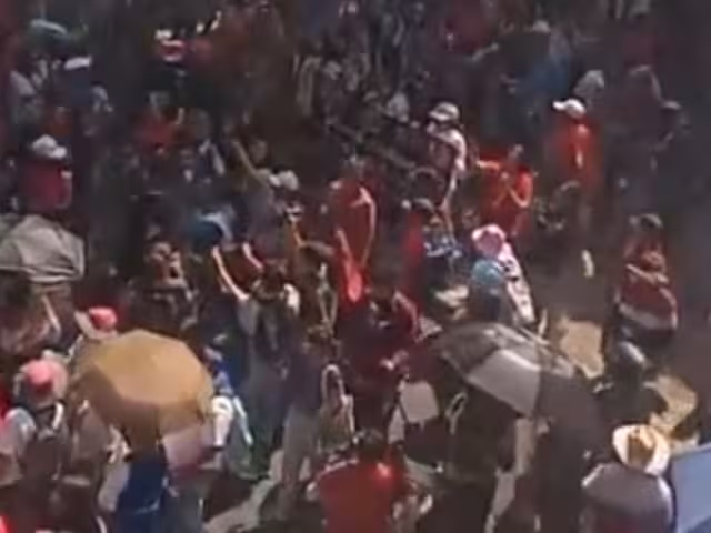 Testigos del hecho aseguraron que el hombre intentó pasar por la fuerza, arrojando la unidad contra los manifestantes