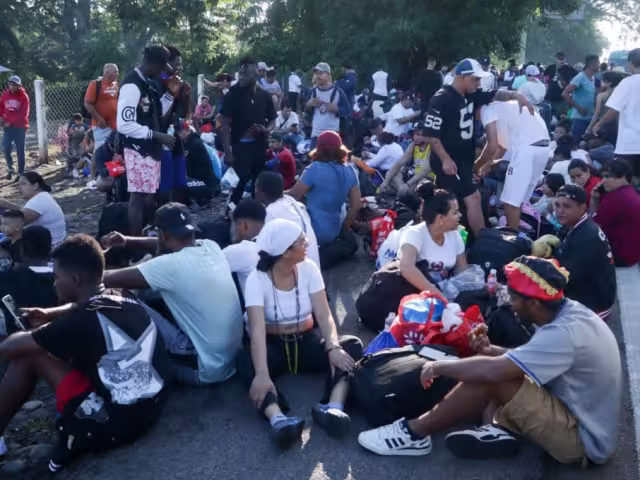 Después de recorrer cerca de 20 kilómetros, los migrantes llegaron a la ciudad de Huixtla, donde planean descansar antes de continuar su camino hacia la CDMX