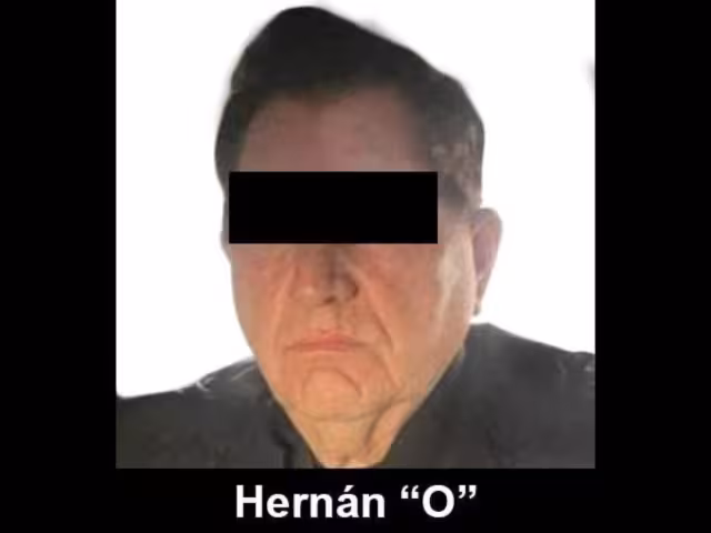 Al momento de su captura, le incautaron un arma corta, 800 mil pesos en efectivo y dos bolsas con pastillas de fentanilo