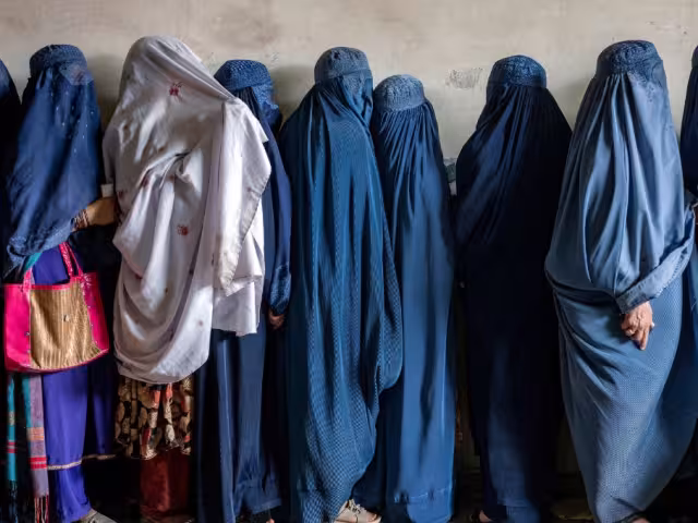 Desde que los talibanes retomaron el poder en Afganidstan en 2021, las restricciones contra las mujeres han aumentado