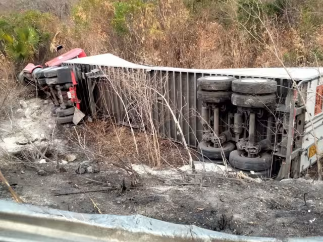 Personal de emergencias acudió al rescate del tráiler