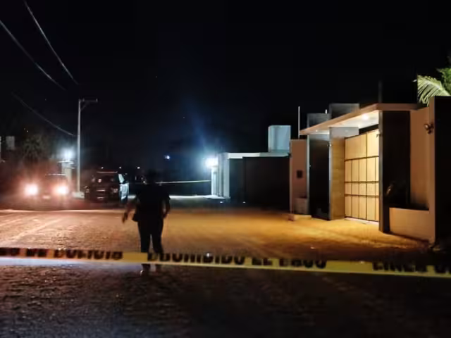 Agentes de seguridad inspeccionan las pruebas en el sitio