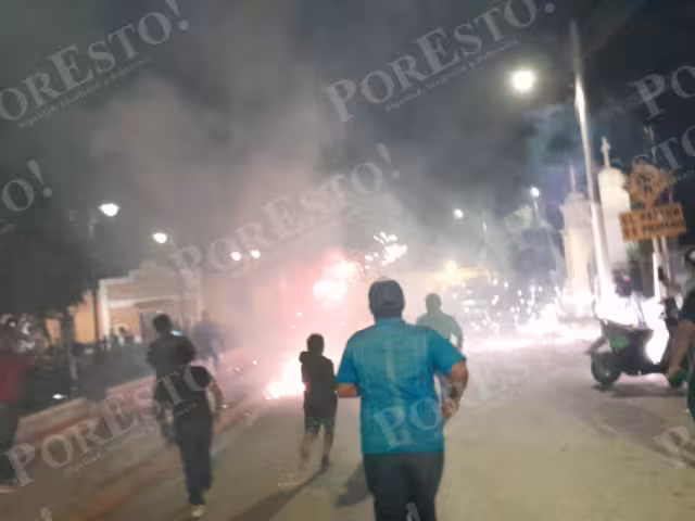 Durante la quema del tradicional torito de petate en Calkiní, un menor que insistió en cargarlo cayó mientras el artefacto estaba encendido.