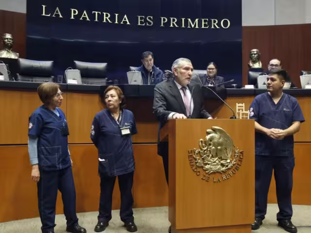 Datos presentados en la discusión señalan que 45% de los empleados realiza sus labores de pie