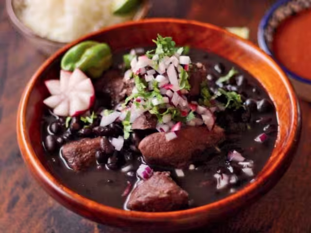 El frijol con puerco es un platillo tradicional de la Península de Yucatán, especialmente popular los lunes