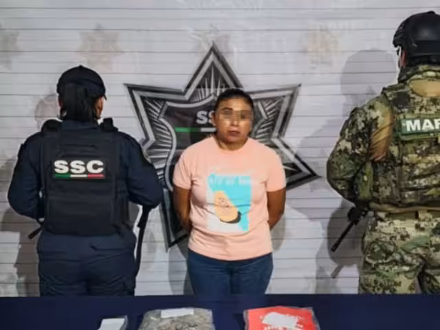 Detienen a mujer con 86 bolsitas de presunta marihuana en Playa del Carmen