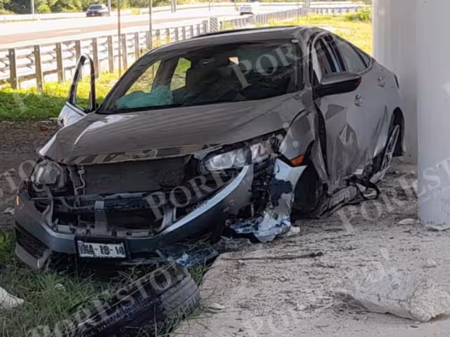 La llanta delantera se desprendió cuando el auto circulaba a exceso de velocidad, provocando que se estrellara contra estructuras de concreto.