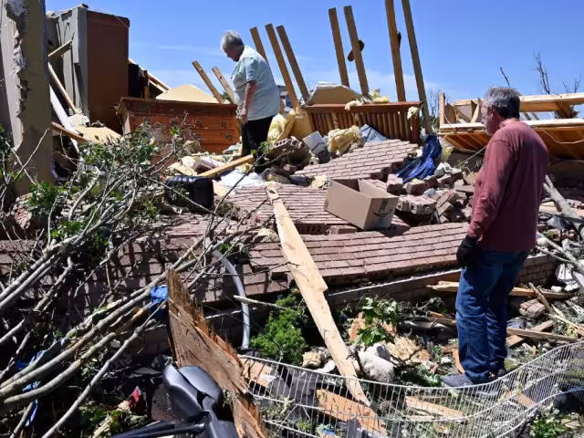 Las autoridades locales y equipos de emergencia trabajan intensamente en las labores de rescate y asistencia