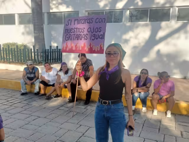 Las mujeres se reunieron la Plaza de la Libertad de Expresión